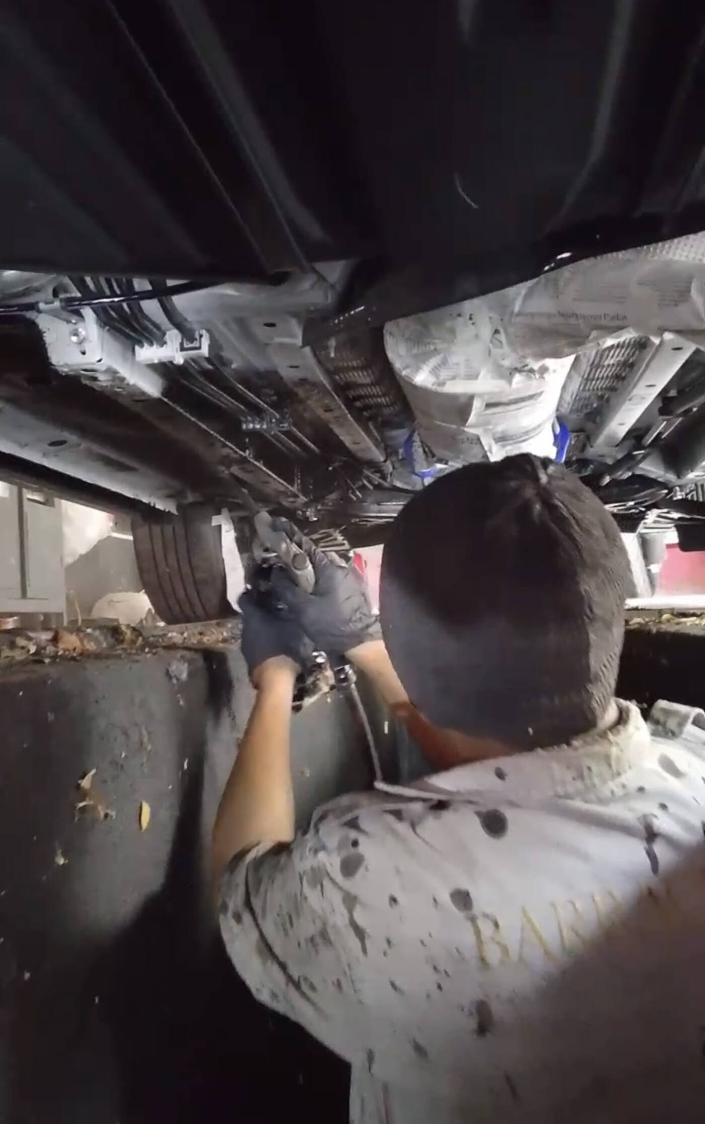 Teknisi Barracuda mengaplikasikan lapisan anti karat pada bagian bawah mobil