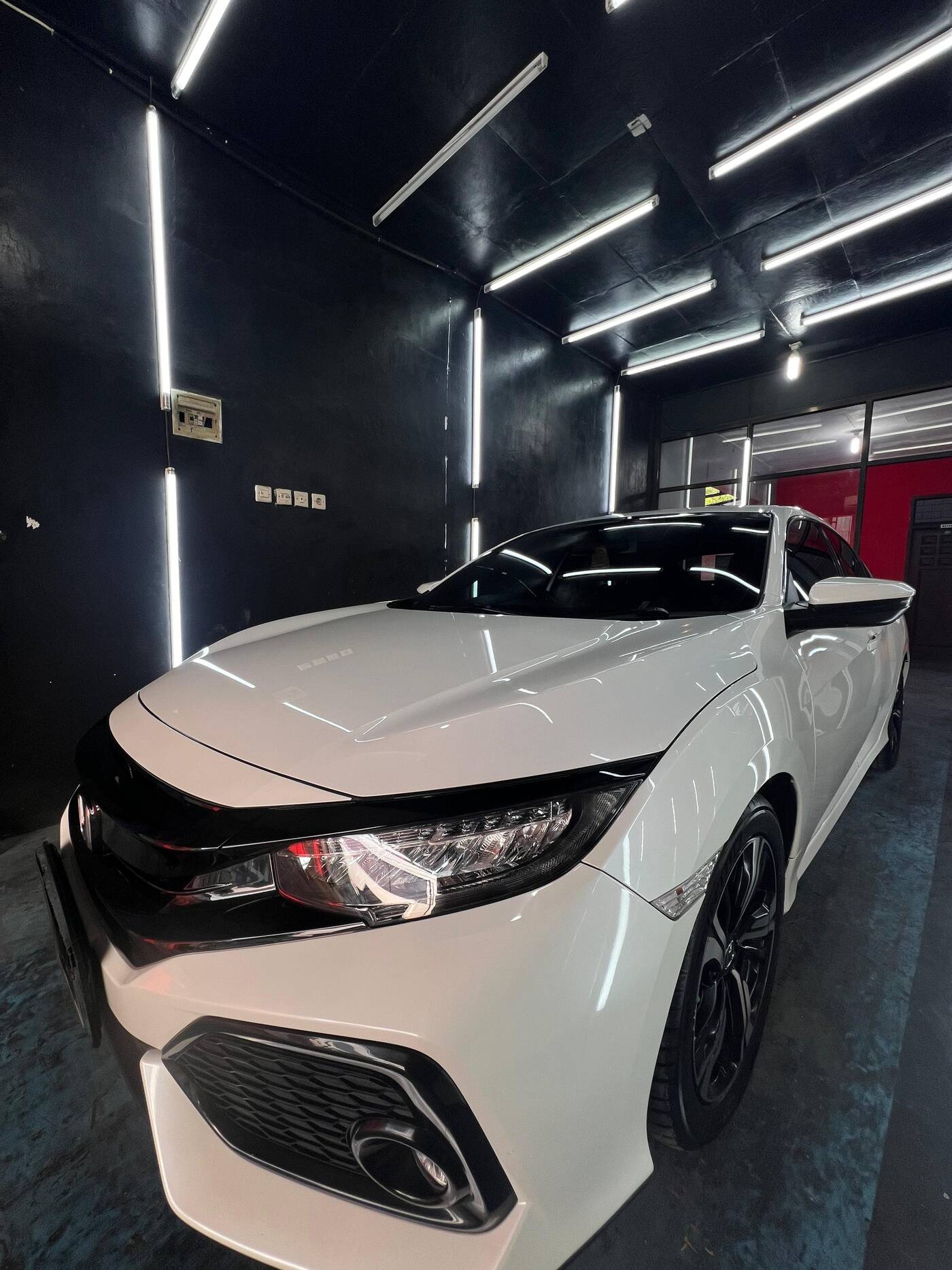 Teknisi Barracuda mengerjakan polishing Toyota 86 di outlet Solo